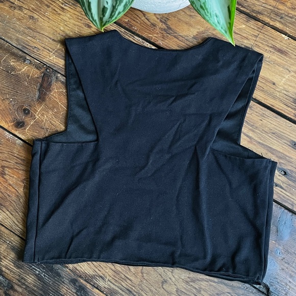 Black Crop - Picture 2 of 3
